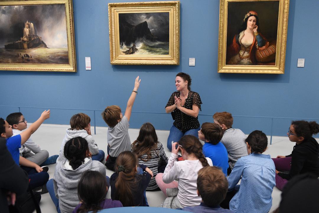 scolaires devant tableau